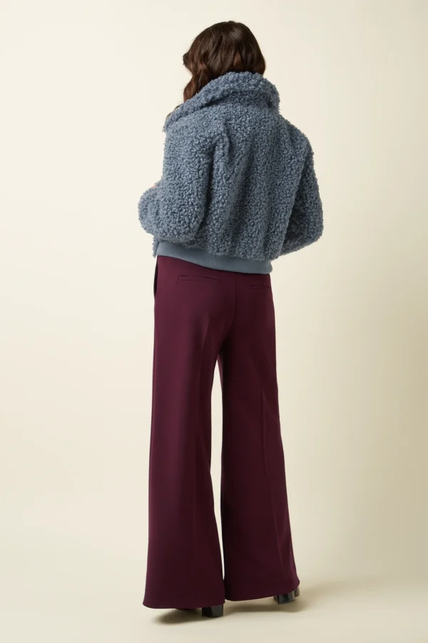 Kinglouie-Jacke Isa Basil Fur Farbe Night Blue - Basil Fur Night Blue - Basil Fur Die Isa Jacke Basil Fur hat schräge Taschen und ein gemütliches Kunstfellfutter für Wärme. Mit langen Ärmeln samt Manschetten, klassischem Kragen und kurzer Länge. Schräge Taschen Gefüttert Kunstfell Polyester Webstoff Ohne Stretch Lange Ärmel mit Bündchen Klassischer Kragen Kurzer Schnitt Material: 100% recycled polyester Material Futter: 55% polyester, 45% viscose