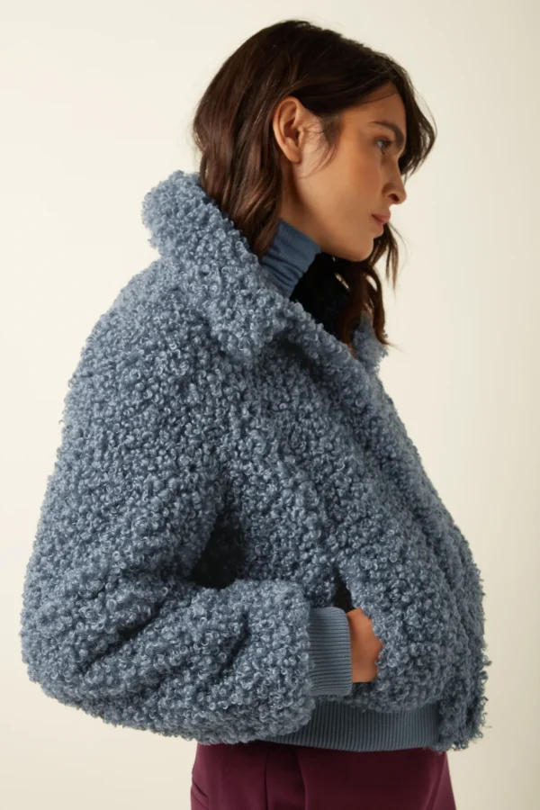 Kinglouie-Jacke Isa Basil Fur Farbe Night Blue - Basil Fur Night Blue - Basil Fur Die Isa Jacke Basil Fur hat schräge Taschen und ein gemütliches Kunstfellfutter für Wärme. Mit langen Ärmeln samt Manschetten, klassischem Kragen und kurzer Länge. Schräge Taschen Gefüttert Kunstfell Polyester Webstoff Ohne Stretch Lange Ärmel mit Bündchen Klassischer Kragen Kurzer Schnitt Material: 100% recycled polyester Material Futter: 55% polyester, 45% viscose