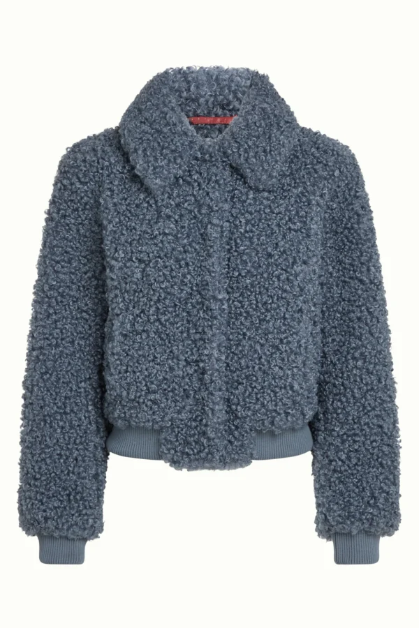 Kinglouie-Jacke Isa Basil Fur Farbe Night Blue - Basil Fur Night Blue - Basil Fur Die Isa Jacke Basil Fur hat schräge Taschen und ein gemütliches Kunstfellfutter für Wärme. Mit langen Ärmeln samt Manschetten, klassischem Kragen und kurzer Länge. Schräge Taschen Gefüttert Kunstfell Polyester Webstoff Ohne Stretch Lange Ärmel mit Bündchen Klassischer Kragen Kurzer Schnitt Material: 100% recycled polyester Material Futter: 55% polyester, 45% viscose