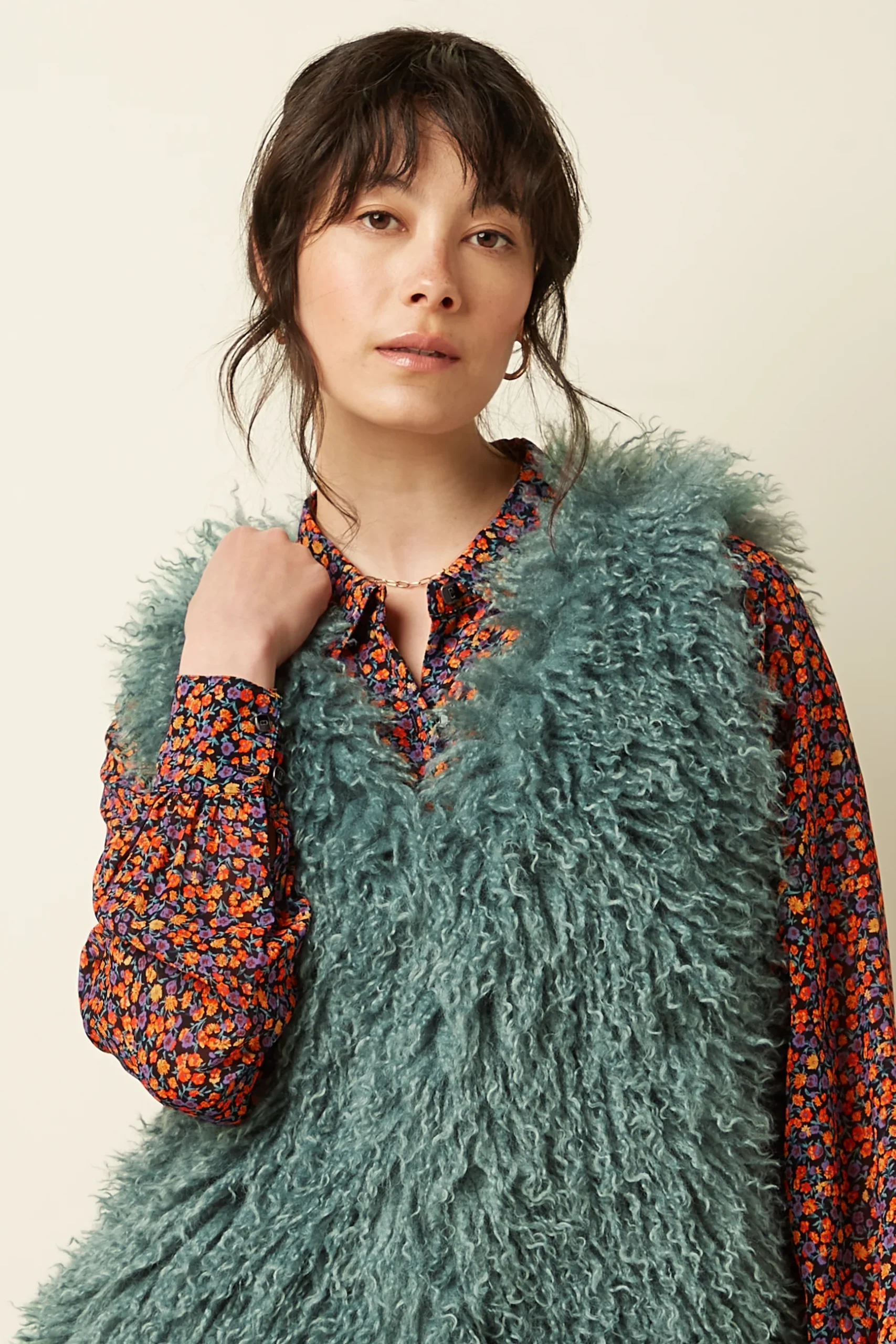 Kinglouie-Cilla Gilet Empire Farbe Silver Green - Empire Die gewagte Cilla Weste Empire ist eine lange, ärmellose Weste mit auffälligem V-Ausschnitt und Hakenverschluss. Aus Kunstpelz gefertigt, mit praktischen Taschen und komplett gefüttert – ein mutiger Look mit gemütlichem Komfort. Long vest V-Ausschnitt Ärmellos Hook clure Taschen Lined Kunstfell Polyester Ohne Stretch Material: 100% recycled polyester Material Futter: 55% polyester, 45% viscose