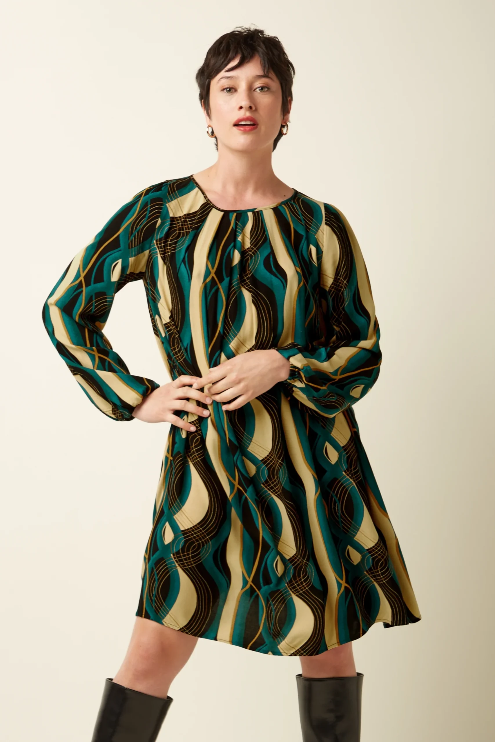 Kurzes gewebtes Kleid im 60er-Jahre-Stil mit Puffärmeln und verspielten Falten vorne. Farbe Black - Elysse