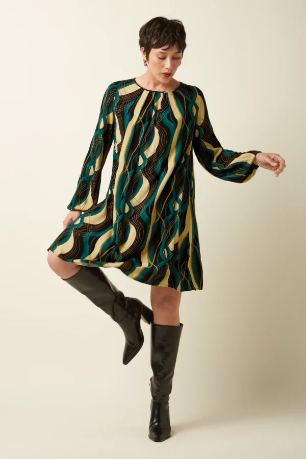 Kurzes gewebtes Kleid im 60er-Jahre-Stil mit Puffärmeln und verspielten Falten vorne. Farbe Black - Elysse