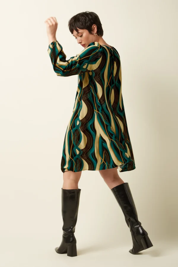 Kurzes gewebtes Kleid im 60er-Jahre-Stil mit Puffärmeln und verspielten Falten vorne. Farbe Black - Elysse