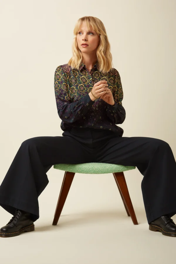 Die Chloe Pants Uni Rodeo haben eine mittlere Taille mit Gürtelschlaufen, Seitentaschen und falschen Paspeltaschen hinten. Aus gewebter Viskose mit Stretch gefertigt, mit weitem Bein und Haken- sowie Reißverschluss. Erhältlich in normaler und petite Länge – für perfekte Passform und stylischen Komfort. Farbe schwarz