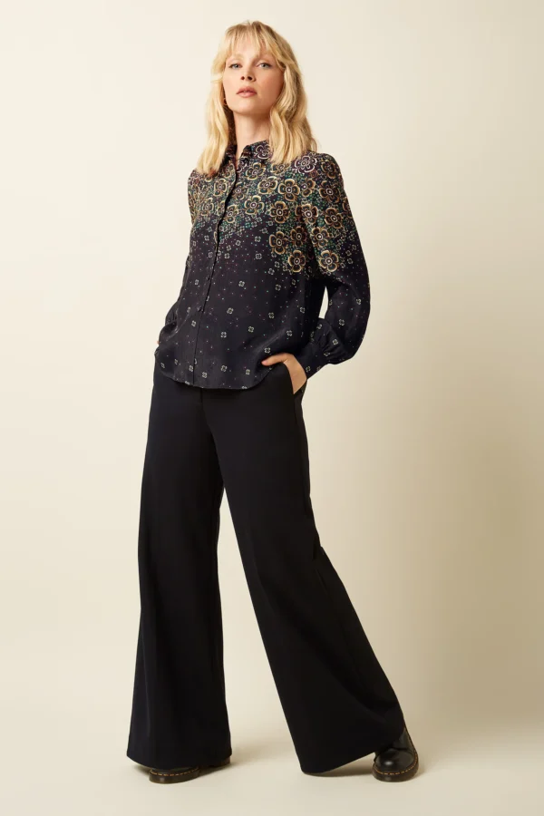 Die Chloe Pants Uni Rodeo haben eine mittlere Taille mit Gürtelschlaufen, Seitentaschen und falschen Paspeltaschen hinten. Aus gewebter Viskose mit Stretch gefertigt, mit weitem Bein und Haken- sowie Reißverschluss. Erhältlich in normaler und petite Länge – für perfekte Passform und stylischen Komfort. Farbe schwarz