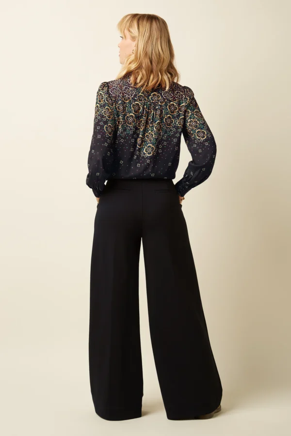 Die Chloe Pants Uni Rodeo haben eine mittlere Taille mit Gürtelschlaufen, Seitentaschen und falschen Paspeltaschen hinten. Aus gewebter Viskose mit Stretch gefertigt, mit weitem Bein und Haken- sowie Reißverschluss. Erhältlich in normaler und petite Länge – für perfekte Passform und stylischen Komfort. Farbe schwarz
