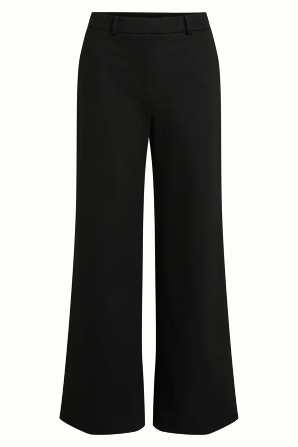 Die Chloe Pants Uni Rodeo haben eine mittlere Taille mit Gürtelschlaufen, Seitentaschen und falschen Paspeltaschen hinten. Aus gewebter Viskose mit Stretch gefertigt, mit weitem Bein und Haken- sowie Reißverschluss. Erhältlich in normaler und petite Länge – für perfekte Passform und stylischen Komfort. Farbe schwarz