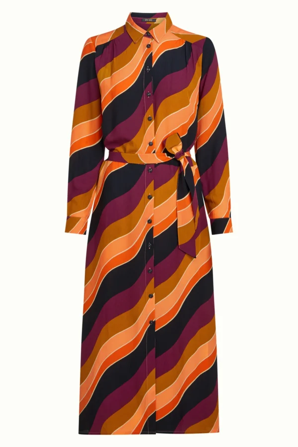 Das Olivia Kleid Razzle ist bequem geschnitten, mit Seitentaschen, Bindegürtel und langen Ärmeln samt Manschetten. Aus weicher Viskose gefertigt – mit klassischem Kragen, Knopfleiste und ausgestellter Midilänge samt grafischem Muster. Farbe Beaujolais Red - Razzle