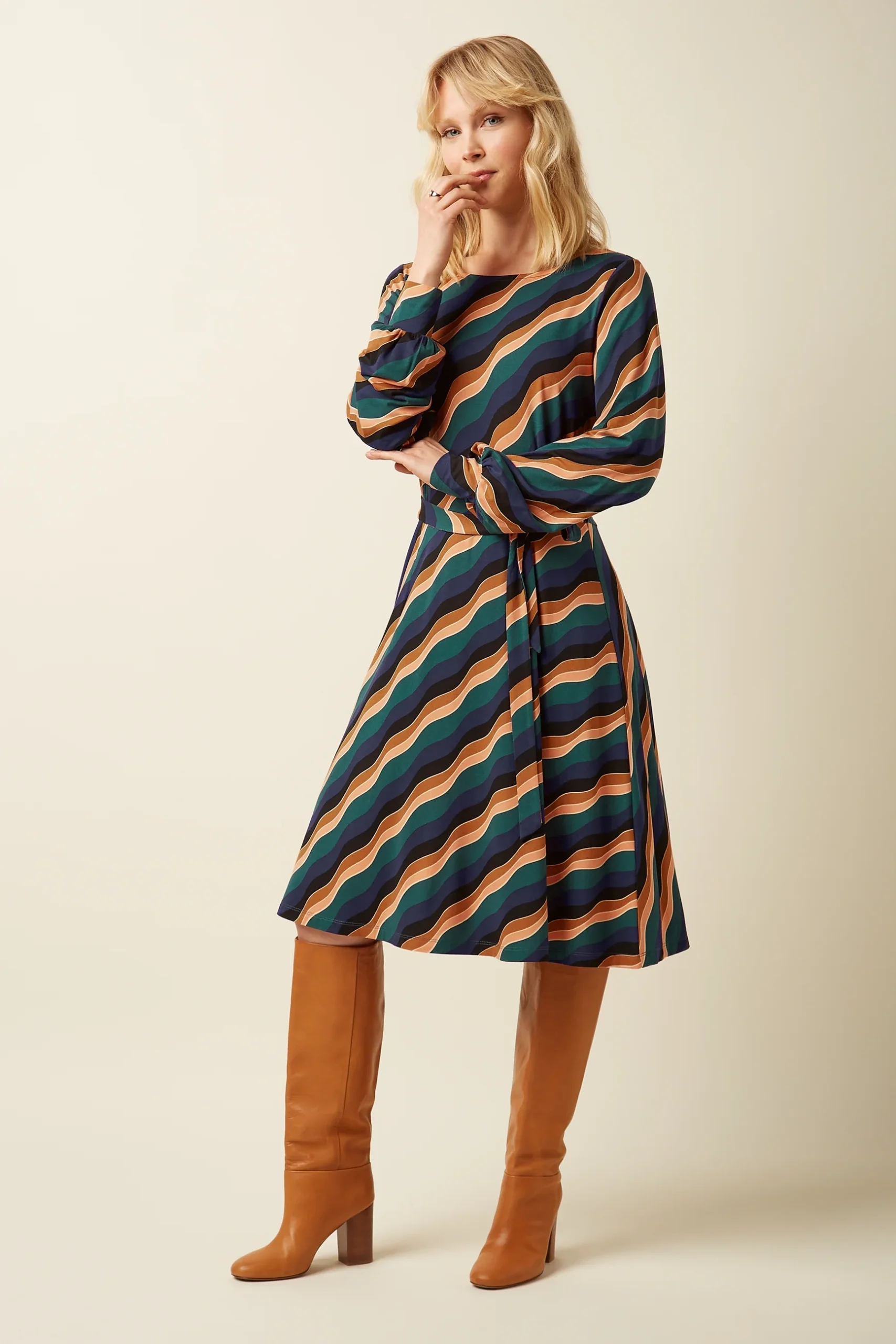 Dieses Midikleid vereint Komfort und Stil mit elastischem Viskosejersey und auffälligem grafischem Muster. Mit langen Ärmeln samt Manschetten, Rundhalsausschnitt, ausgestellter Silhouette und Schlüssellochknopfverschluss – designt, um dich schmeichelnd zu begleiten und dir Bewegungsfreiheit zu geben. Dragonfly Green - Razzle