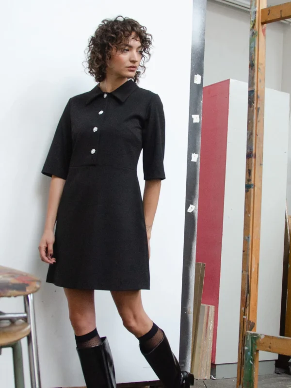 60s Kleid mit Knöpfen aus Webstoff Kompakter Webstoff Taillierte Silhouette Leicht ausgestellter Saum Mini-Länge Hemdkragen Kurze Knopfleiste mit Statement Knöpfe Echte Klassiker kommen nie aus der Mode! Das Sixties / Mod Kleid: laut, kurz, ikonisch – und garantiert Komplimente im Minutentakt. Wir haben diesem Lieblings Teil weite Ärmel verpasst – für ein bisschen mehr Modernism.