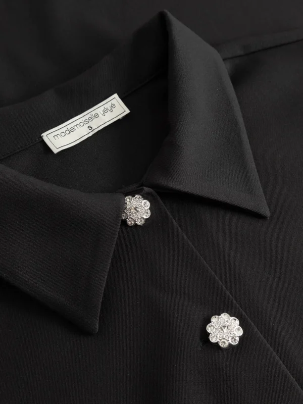 60s Kleid mit Knöpfen aus Webstoff Kompakter Webstoff Taillierte Silhouette Leicht ausgestellter Saum Mini-Länge Hemdkragen Kurze Knopfleiste mit Statement Knöpfe Echte Klassiker kommen nie aus der Mode! Das Sixties / Mod Kleid: laut, kurz, ikonisch – und garantiert Komplimente im Minutentakt. Wir haben diesem Lieblings Teil weite Ärmel verpasst – für ein bisschen mehr Modernism.