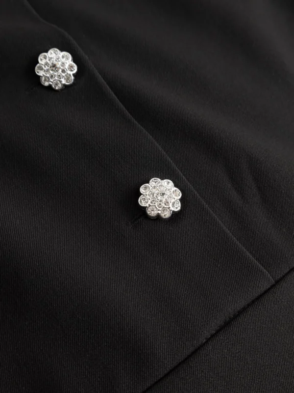 60s Kleid mit Knöpfen aus Webstoff Kompakter Webstoff Taillierte Silhouette Leicht ausgestellter Saum Mini-Länge Hemdkragen Kurze Knopfleiste mit Statement Knöpfe Echte Klassiker kommen nie aus der Mode! Das Sixties / Mod Kleid: laut, kurz, ikonisch – und garantiert Komplimente im Minutentakt. Wir haben diesem Lieblings Teil weite Ärmel verpasst – für ein bisschen mehr Modernism.