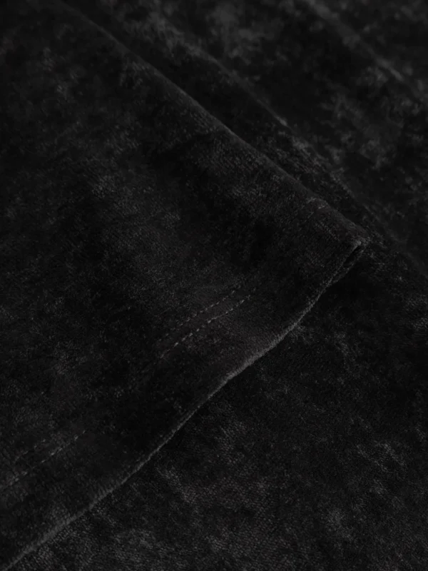 Samt Top mit hohem Bateau Ausschnitt aus LENZING™ TENCEL™ Nachhaltig und zertifiziert Weicher Samt Taillierte Passform Schmale, verkürzte Ärmel Hoher Boot-Ausschnitt Das kleine Schwarze – aus glänzendem Pannesamt. Dieser elegante Kragen sieht super edel und absolut elegant aus – très chic
