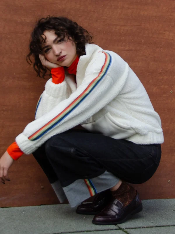 Sweatshirt aus Teddyfell mit Regenbogenband Nachhaltig Weicher Teddy Normale Passform Kuscheliger Stehkragen Reißverschluss Lange Ärmel mit Elastikbündchen Känguru Tasche Gewebtes Regenbogenband am Ärmel Ein Farbklecks für graue Tage – und extra kuschelig dazu. Fette Good Vibes mit diesem tollen Regenbogen-Teddy-Pullover. Die große Känguru-Tasche ist innen extra weich. Du wirst ihn lieben!
