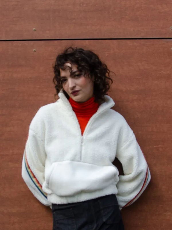 Sweatshirt aus Teddyfell mit Regenbogenband Nachhaltig Weicher Teddy Normale Passform Kuscheliger Stehkragen Reißverschluss Lange Ärmel mit Elastikbündchen Känguru Tasche Gewebtes Regenbogenband am Ärmel Ein Farbklecks für graue Tage – und extra kuschelig dazu. Fette Good Vibes mit diesem tollen Regenbogen-Teddy-Pullover. Die große Känguru-Tasche ist innen extra weich. Du wirst ihn lieben!