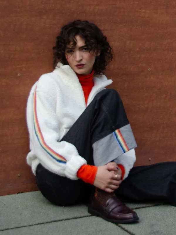 Sweatshirt aus Teddyfell mit Regenbogenband Nachhaltig Weicher Teddy Normale Passform Kuscheliger Stehkragen Reißverschluss Lange Ärmel mit Elastikbündchen Känguru Tasche Gewebtes Regenbogenband am Ärmel Ein Farbklecks für graue Tage – und extra kuschelig dazu. Fette Good Vibes mit diesem tollen Regenbogen-Teddy-Pullover. Die große Känguru-Tasche ist innen extra weich. Du wirst ihn lieben!