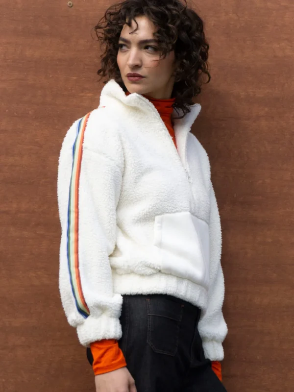 Sweatshirt aus Teddyfell mit Regenbogenband Nachhaltig Weicher Teddy Normale Passform Kuscheliger Stehkragen Reißverschluss Lange Ärmel mit Elastikbündchen Känguru Tasche Gewebtes Regenbogenband am Ärmel Ein Farbklecks für graue Tage – und extra kuschelig dazu. Fette Good Vibes mit diesem tollen Regenbogen-Teddy-Pullover. Die große Känguru-Tasche ist innen extra weich. Du wirst ihn lieben!