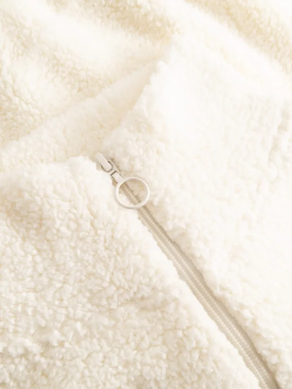 Sweatshirt aus Teddyfell mit Regenbogenband Nachhaltig Weicher Teddy Normale Passform Kuscheliger Stehkragen Reißverschluss Lange Ärmel mit Elastikbündchen Känguru Tasche Gewebtes Regenbogenband am Ärmel Ein Farbklecks für graue Tage – und extra kuschelig dazu. Fette Good Vibes mit diesem tollen Regenbogen-Teddy-Pullover. Die große Känguru-Tasche ist innen extra weich. Du wirst ihn lieben!