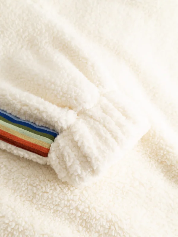 Sweatshirt aus Teddyfell mit Regenbogenband Nachhaltig Weicher Teddy Normale Passform Kuscheliger Stehkragen Reißverschluss Lange Ärmel mit Elastikbündchen Känguru Tasche Gewebtes Regenbogenband am Ärmel Ein Farbklecks für graue Tage – und extra kuschelig dazu. Fette Good Vibes mit diesem tollen Regenbogen-Teddy-Pullover. Die große Känguru-Tasche ist innen extra weich. Du wirst ihn lieben!