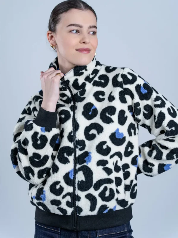Leo Jacke mit hohem Kragen aus Plüsch Flauschiger Plüsch (recycled) Gefüttert Hoher Plüschkragen Ärmel und Saum mit Rippbündchen Reißverschluss vorne Schräge Leistentaschen vorne