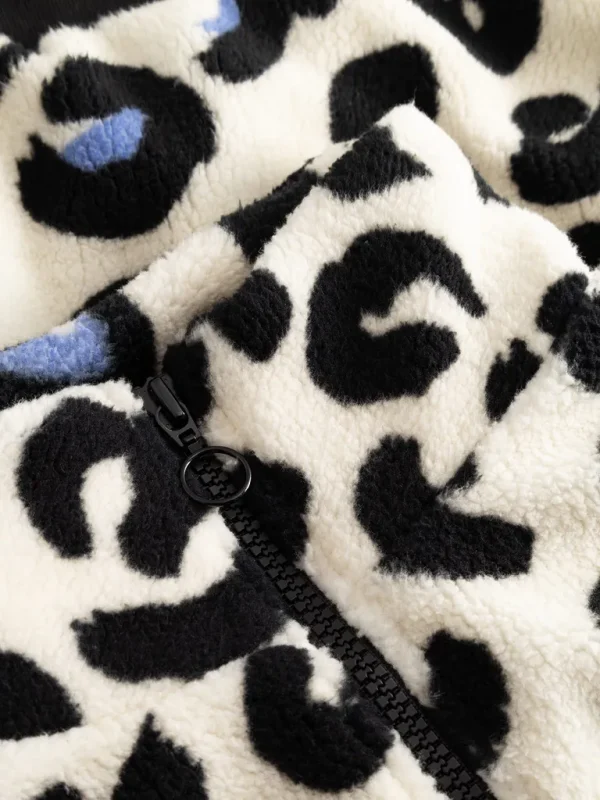 Leo Jacke mit hohem Kragen aus Plüsch Flauschiger Plüsch (recycled) Gefüttert Hoher Plüschkragen Ärmel und Saum mit Rippbündchen Reißverschluss vorne Schräge Leistentaschen vorne