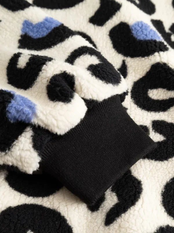 Leo Jacke mit hohem Kragen aus Plüsch Flauschiger Plüsch (recycled) Gefüttert Hoher Plüschkragen Ärmel und Saum mit Rippbündchen Reißverschluss vorne Schräge Leistentaschen vorne