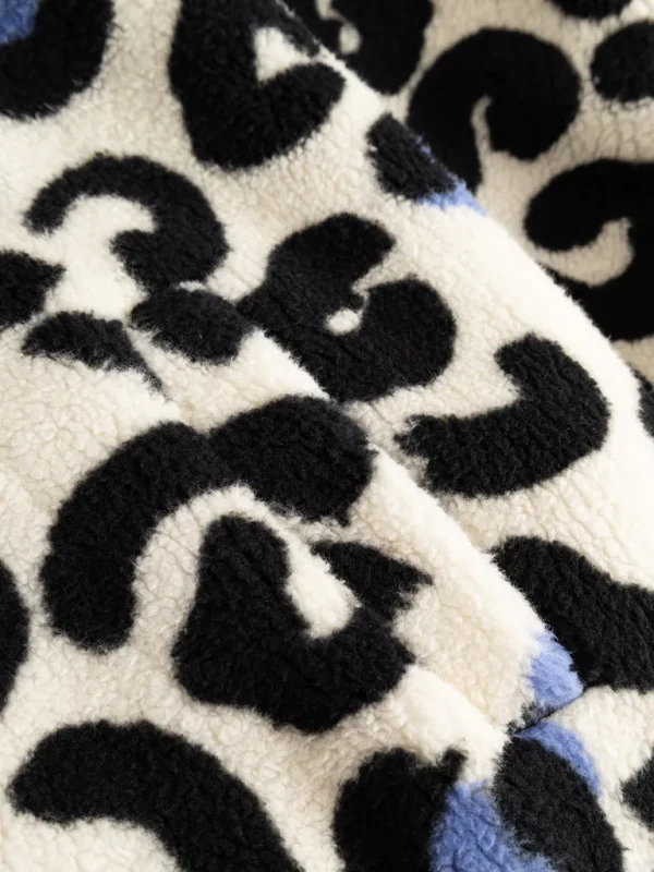 Leo Jacke mit hohem Kragen aus Plüsch Flauschiger Plüsch (recycled) Gefüttert Hoher Plüschkragen Ärmel und Saum mit Rippbündchen Reißverschluss vorne Schräge Leistentaschen vorne