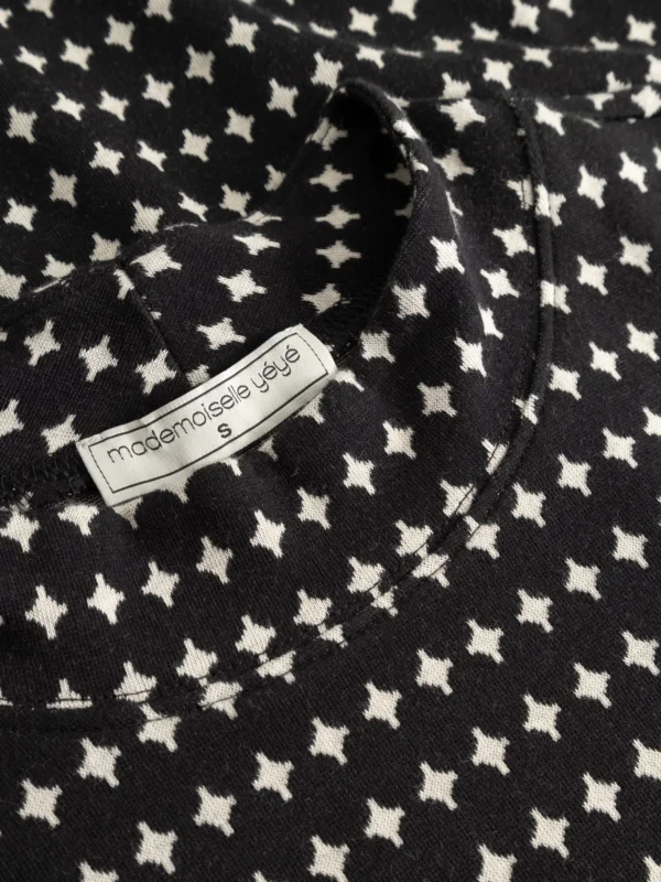 Strickkleid mit Ballonärmeln aus Bio-Baumwolle Nachhaltig und GOTS zertifiziert Elastischer Jacquard-Strick Langes, ausgestelltes Bein Elastischer Gummibund Schräge Eingriffstaschen vorne Leistentaschen hinten Sitzt wie ‘ne Eins, sieht aus wie ‘ne Zehn und zaubert garantiert eine mega Silhouette! Das Kleid im 60s-Stil mit subtilem Black-&-White-Stern-Design ist ein echtes Basisteil für unsere Herbst- und Wintergarderobe. Zeitlos und wow!