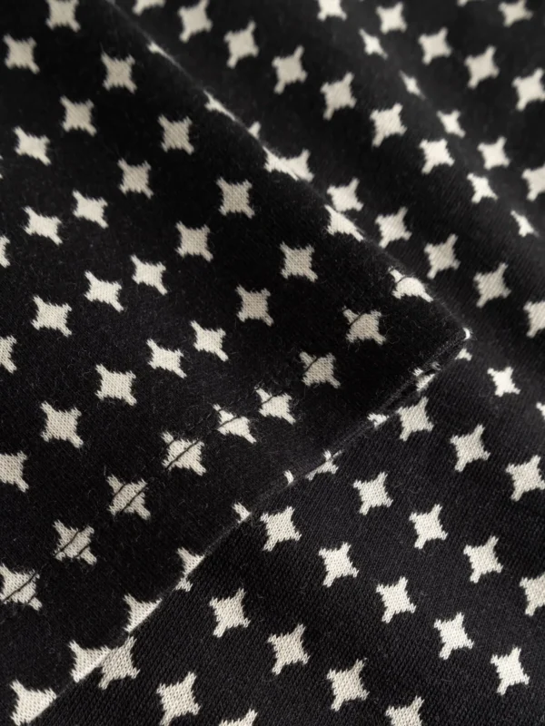 Strickkleid mit Ballonärmeln aus Bio-Baumwolle Nachhaltig und GOTS zertifiziert Elastischer Jacquard-Strick Langes, ausgestelltes Bein Elastischer Gummibund Schräge Eingriffstaschen vorne Leistentaschen hinten Sitzt wie ‘ne Eins, sieht aus wie ‘ne Zehn und zaubert garantiert eine mega Silhouette! Das Kleid im 60s-Stil mit subtilem Black-&-White-Stern-Design ist ein echtes Basisteil für unsere Herbst- und Wintergarderobe. Zeitlos und wow!