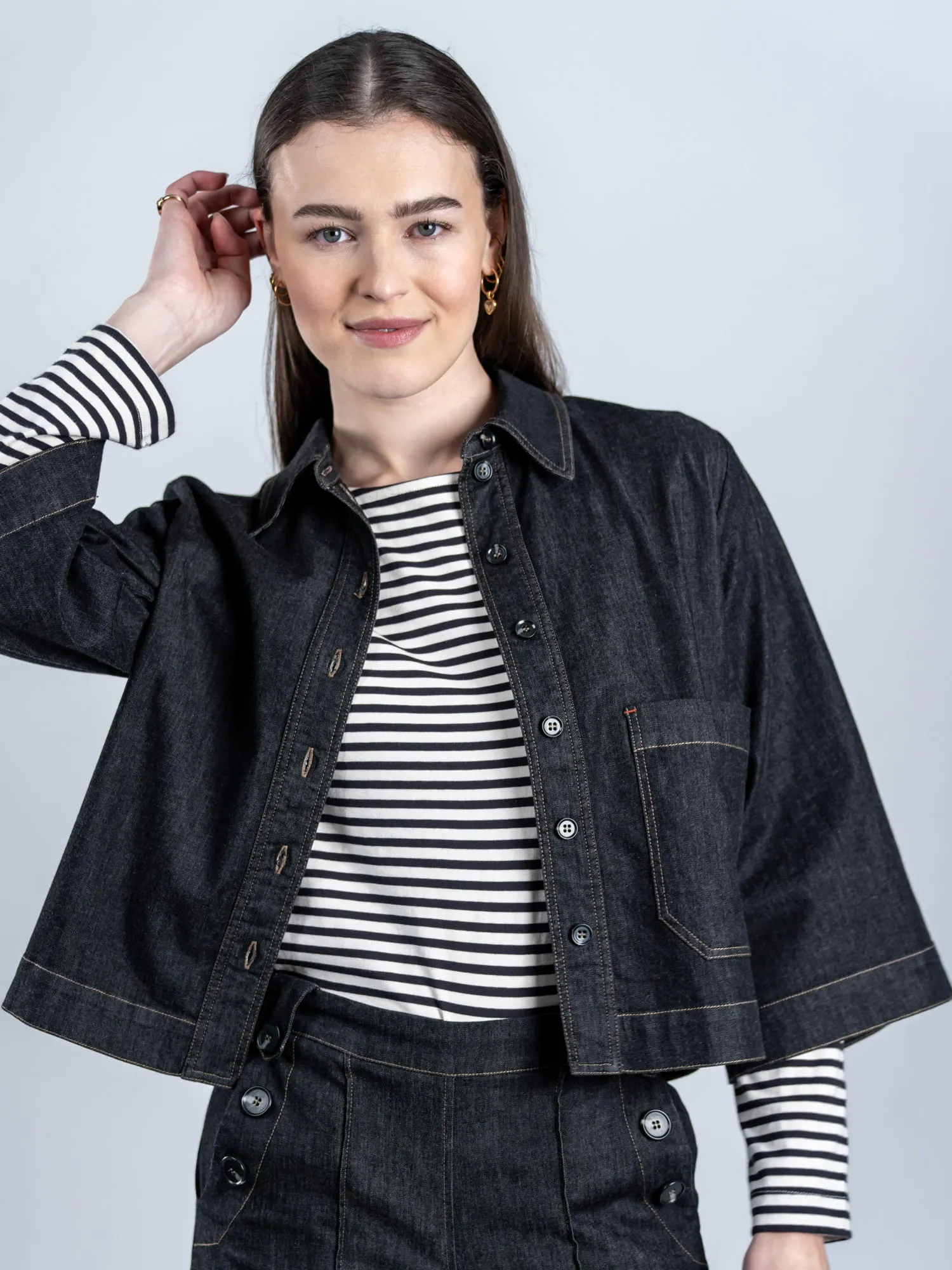 Jeans Overshirt aus Bio-Baumwolle Was für ein cooles Teil! Das lässige Overshirt mit A-Silhouette tragen wir am liebsten als Jackenersatz. Nachhaltig und GOTS zertifiziert Denim Qualität mit Stretch Leicht ausgestellte Passform Verkürzte Länge Hemdblusenkragen Ausgestellte Ärmel Knopfleiste Aufgesetzte Taschen vorne