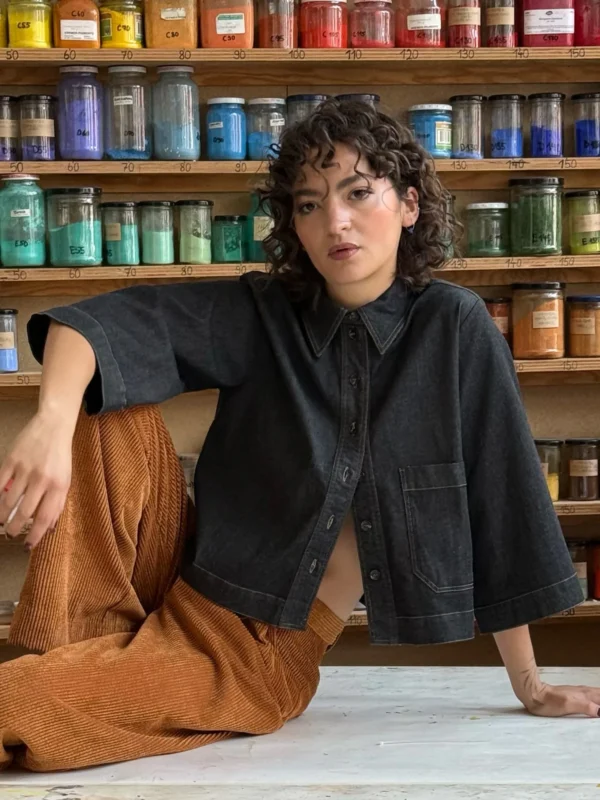 Jeans Overshirt aus Bio-Baumwolle Was für ein cooles Teil! Das lässige Overshirt mit A-Silhouette tragen wir am liebsten als Jackenersatz. Nachhaltig und GOTS zertifiziert Denim Qualität mit Stretch Leicht ausgestellte Passform Verkürzte Länge Hemdblusenkragen Ausgestellte Ärmel Knopfleiste Aufgesetzte Taschen vorne