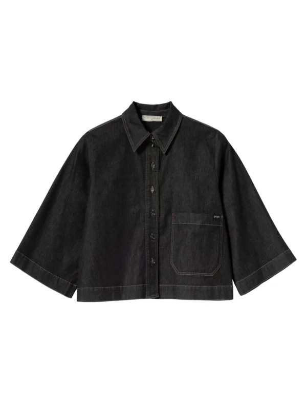 Jeans Overshirt aus Bio-Baumwolle Was für ein cooles Teil! Das lässige Overshirt mit A-Silhouette tragen wir am liebsten als Jackenersatz. Nachhaltig und GOTS zertifiziert Denim Qualität mit Stretch Leicht ausgestellte Passform Verkürzte Länge Hemdblusenkragen Ausgestellte Ärmel Knopfleiste Aufgesetzte Taschen vorne