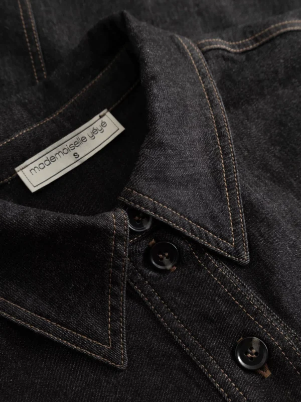 Jeans Overshirt aus Bio-Baumwolle Was für ein cooles Teil! Das lässige Overshirt mit A-Silhouette tragen wir am liebsten als Jackenersatz. Nachhaltig und GOTS zertifiziert Denim Qualität mit Stretch Leicht ausgestellte Passform Verkürzte Länge Hemdblusenkragen Ausgestellte Ärmel Knopfleiste Aufgesetzte Taschen vorne
