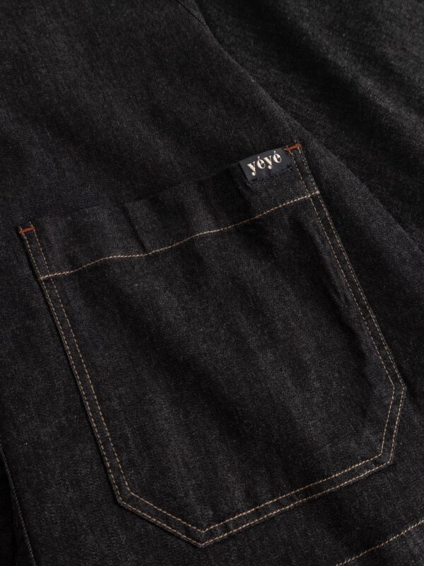Jeans Overshirt aus Bio-Baumwolle Was für ein cooles Teil! Das lässige Overshirt mit A-Silhouette tragen wir am liebsten als Jackenersatz. Nachhaltig und GOTS zertifiziert Denim Qualität mit Stretch Leicht ausgestellte Passform Verkürzte Länge Hemdblusenkragen Ausgestellte Ärmel Knopfleiste Aufgesetzte Taschen vorne