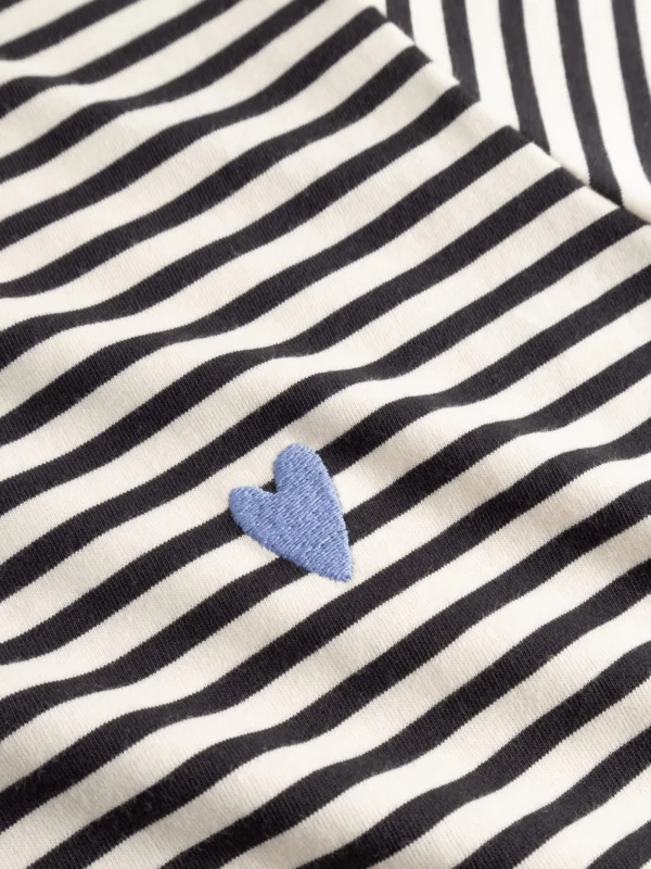 T-Shirt mit Stickerei aus Bio-Baumwolle Nachhaltig und GOTS zertifiziert Leichte Jersey-Qualität Taillierte Silhouette Normale Länge Rundhalsausschnitt Kurze Ärmel Stickerei auf der Brust Streifen gehen immer! Trags einfach zu deiner Lieblingsjeans oder zu unserem tollen neuen Denim Rock.