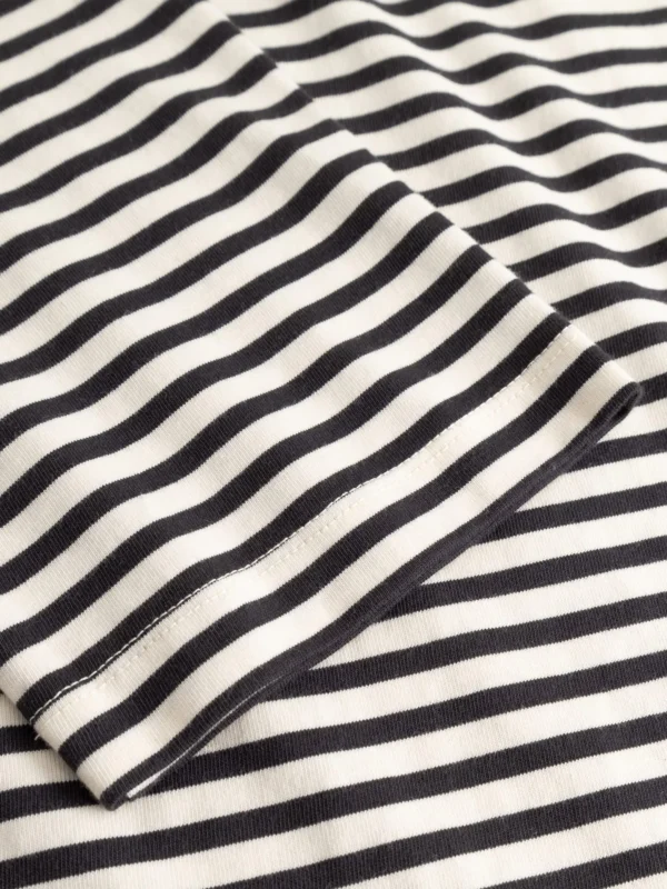 T-Shirt mit Stickerei aus Bio-Baumwolle Nachhaltig und GOTS zertifiziert Leichte Jersey-Qualität Taillierte Silhouette Normale Länge Rundhalsausschnitt Kurze Ärmel Stickerei auf der Brust Streifen gehen immer! Trags einfach zu deiner Lieblingsjeans oder zu unserem tollen neuen Denim Rock.
