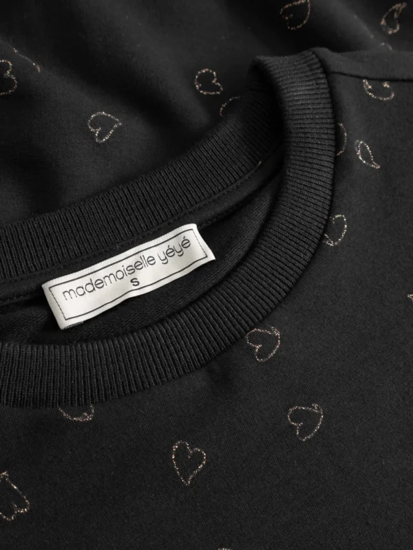 Here We Are Sweatshirt Nachhaltig und zertifiziert Weiche, kompakte Jersey Qualität Normale Passform Lange Ärmel mit Bündchen Süße, kleine Herzblätter wehen von den Bäumen. Dieser subtile kleine Print kann was. Damit versprühst du ein bischen Liebe – mit Glitzer!