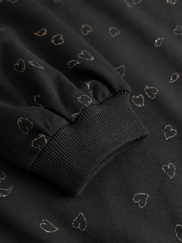 Here We Are Sweatshirt Nachhaltig und zertifiziert Weiche, kompakte Jersey Qualität Normale Passform Lange Ärmel mit Bündchen Süße, kleine Herzblätter wehen von den Bäumen. Dieser subtile kleine Print kann was. Damit versprühst du ein bischen Liebe – mit Glitzer!