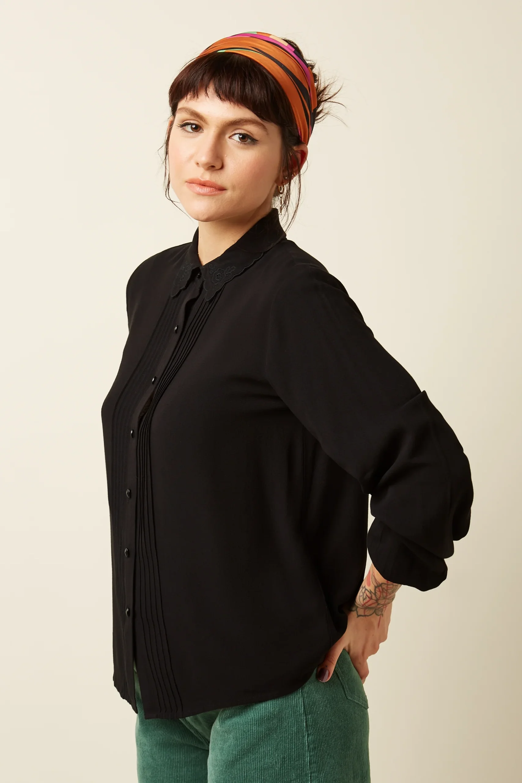 Kinglouie-Alicia Blouse Etha Wunderschöne Bluse mit eleganten Falten vorne und Puffärmeln, gefertigt aus Viskosestoff. Viskose Webstoff Ohne Stretch Uni Lange Ärmel mit Bündchen Klassischer Kragen Knopfverschluss Material: 100% LENZING™ ECOVERO™ viscose