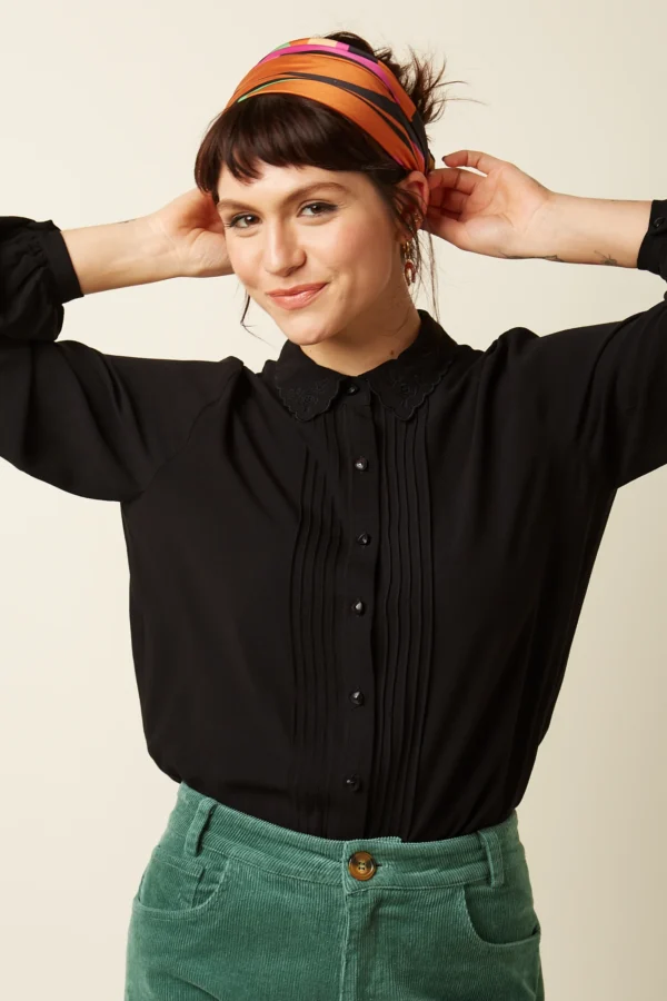 Kinglouie-Alicia Blouse Etha Wunderschöne Bluse mit eleganten Falten vorne und Puffärmeln, gefertigt aus Viskosestoff. Viskose Webstoff Ohne Stretch Uni Lange Ärmel mit Bündchen Klassischer Kragen Knopfverschluss Material: 100% LENZING™ ECOVERO™ viscose