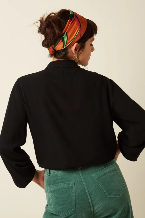 Kinglouie-Alicia Blouse Etha Wunderschöne Bluse mit eleganten Falten vorne und Puffärmeln, gefertigt aus Viskosestoff. Viskose Webstoff Ohne Stretch Uni Lange Ärmel mit Bündchen Klassischer Kragen Knopfverschluss Material: 100% LENZING™ ECOVERO™ viscose