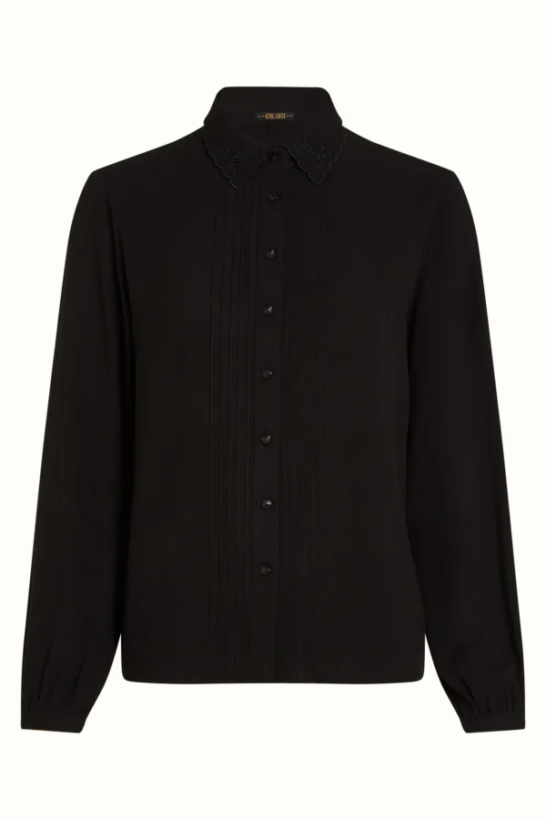 Kinglouie-Alicia Blouse Etha Wunderschöne Bluse mit eleganten Falten vorne und Puffärmeln, gefertigt aus Viskosestoff. Viskose Webstoff Ohne Stretch Uni Lange Ärmel mit Bündchen Klassischer Kragen Knopfverschluss Material: 100% LENZING™ ECOVERO™ viscose