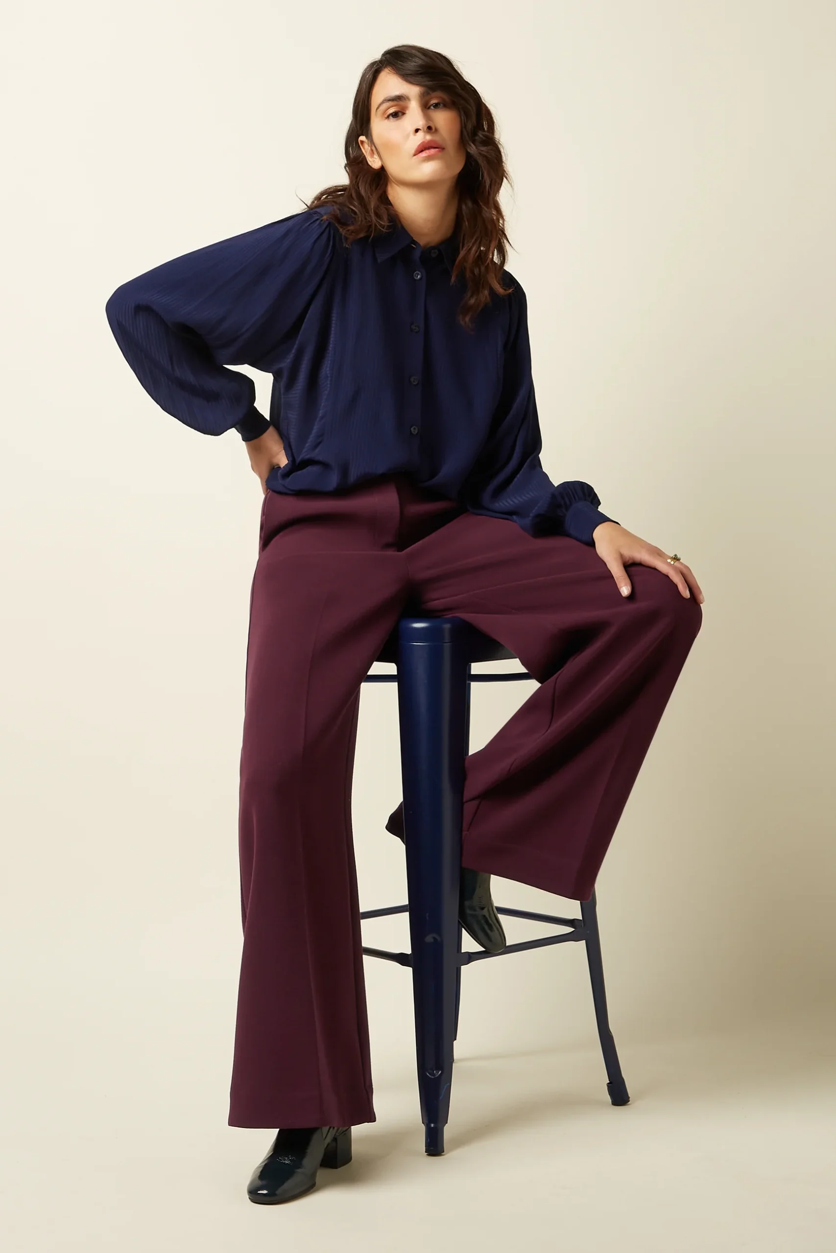 kinglouie-Chloe Pants Malone Farbe:Bordeaux Red - Malone Die Chloe Pants Uni Rodeo haben eine mittlere Taille mit Gürtelschlaufen, Seitentaschen und falschen Paspeltaschen hinten. Aus gewebter Viskose mit Stretch gefertigt, mit weitem Bein und Haken- sowie Reißverschluss. Erhältlich in normaler und petite Länge – für perfekte Passform und stylischen Komfort. Normale Bundhöhe Bund mit Gürtelschlaufen Seitentaschen Faux welt Taschen on the back Weites Bein Schließt mit Reißverschluss und Haken Viskose Webstoff Stretchkomfort 63% polyester, 33% viscose, 4% el/ea