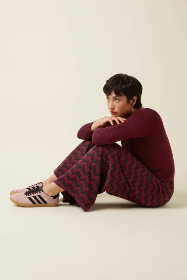 Die Border Palazzo Pants Estelle haben eine reguläre Passform mit weiten Beinen für mühelosen Stil und Komfort. Aus Jacquardstrick mit subtiler Zickzackstruktur und Stretch, geschlossen mit Haken- und Reißverschluss – perfekt für einen entspannten, schicken Look.