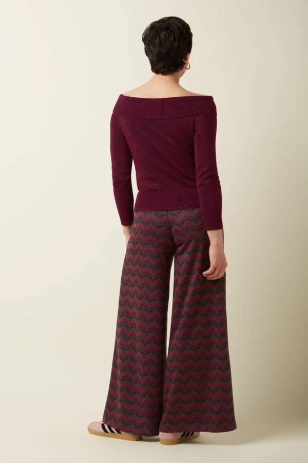 Die Border Palazzo Pants Estelle haben eine reguläre Passform mit weiten Beinen für mühelosen Stil und Komfort. Aus Jacquardstrick mit subtiler Zickzackstruktur und Stretch, geschlossen mit Haken- und Reißverschluss – perfekt für einen entspannten, schicken Look.