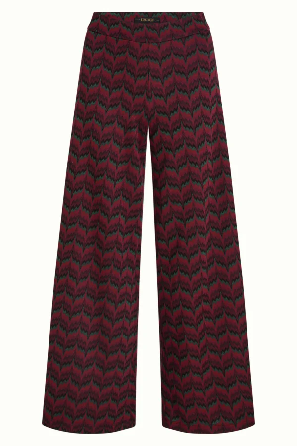 Die Border Palazzo Pants Estelle haben eine reguläre Passform mit weiten Beinen für mühelosen Stil und Komfort. Aus Jacquardstrick mit subtiler Zickzackstruktur und Stretch, geschlossen mit Haken- und Reißverschluss – perfekt für einen entspannten, schicken Look.