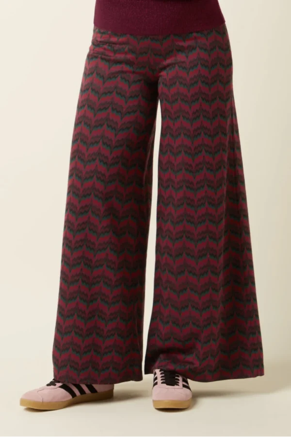 Die Border Palazzo Pants Estelle haben eine reguläre Passform mit weiten Beinen für mühelosen Stil und Komfort. Aus Jacquardstrick mit subtiler Zickzackstruktur und Stretch, geschlossen mit Haken- und Reißverschluss – perfekt für einen entspannten, schicken Look.