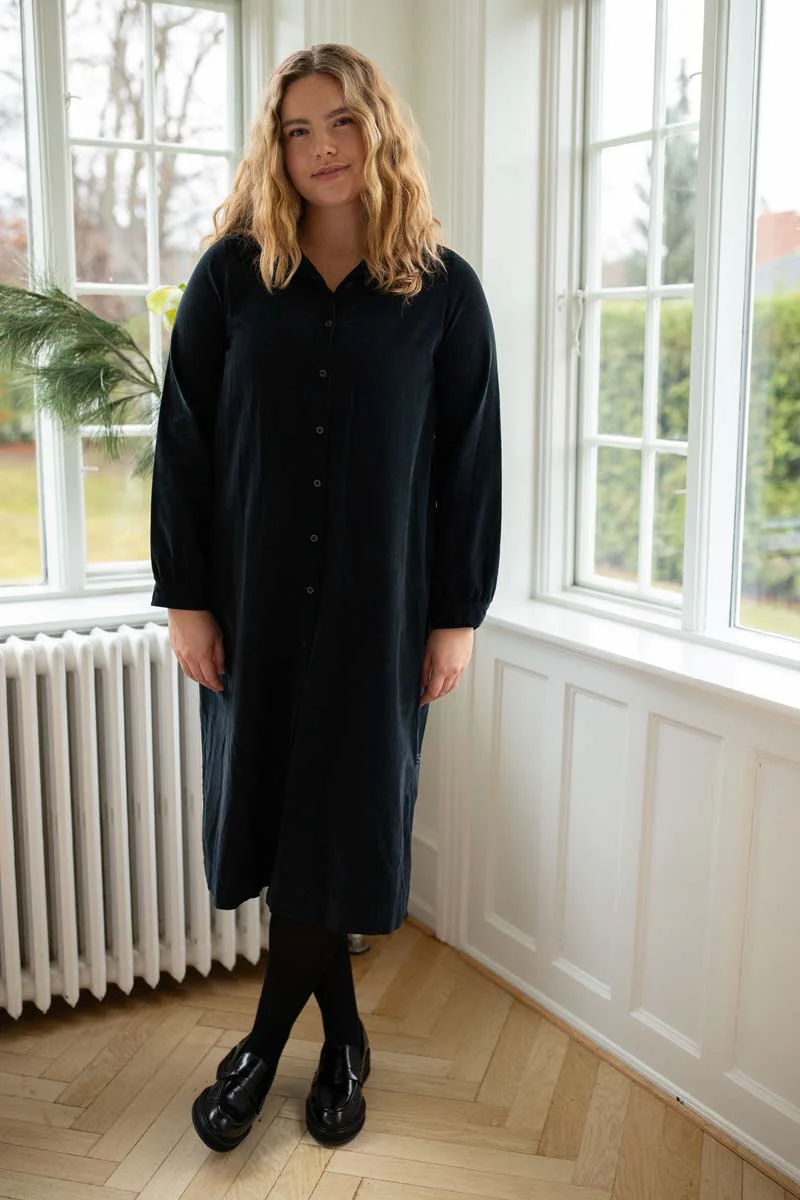 Danefae Klassisches Hemdblusenkleid im geraden Schnitt Das Kleid ist stückgefärbt, was ihm einen schönen Vintage-Look verleiht Babycord Wadenlang kleidsam Düsseldorf Fairfashion