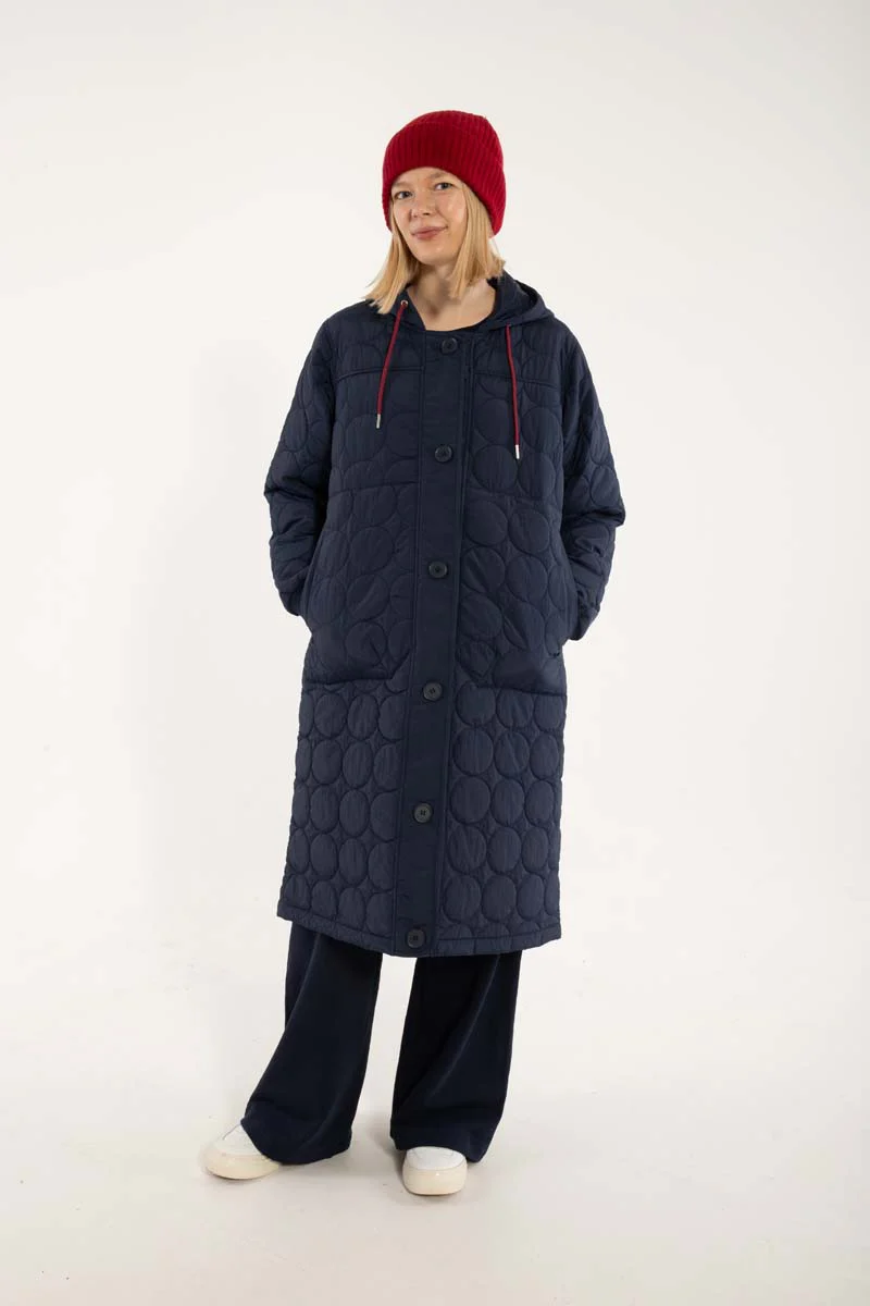 Danemeddow Thermo Coat Dk Navy Lange Thermojacke mit Kapuze Große Seitentaschen und ein feines Steppmuster Knopfleiste vorne Die Jacke fällt größer aus Mit Bionic Finish oberflächenbehandelt  kleidsam Düsseldorf Fairfashion