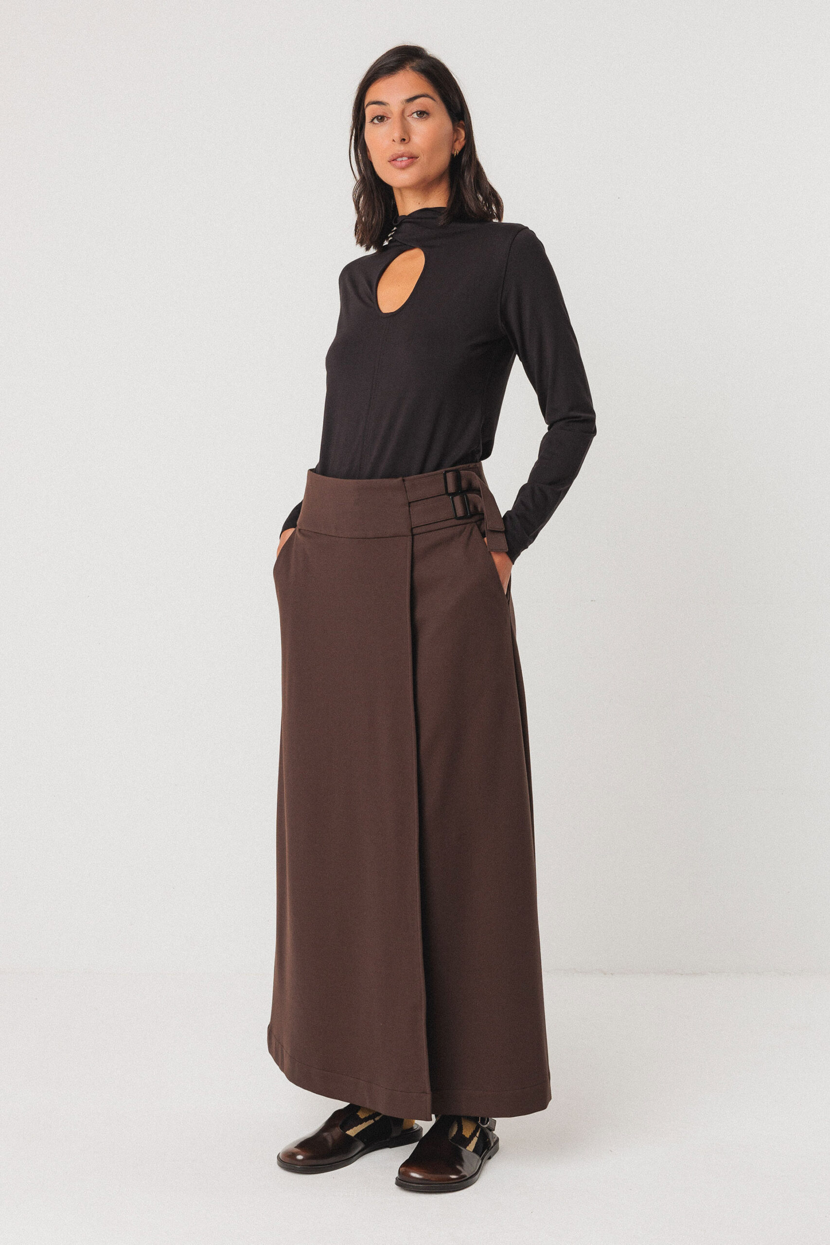 Langärmliges Top mit Schlüsselloch vorne und Stehkragen mit Wickeleffekt. Körpernaher Schnitt. Von dem Label Skfk 95% MODAL TENCEL™ 5% ELASTANE